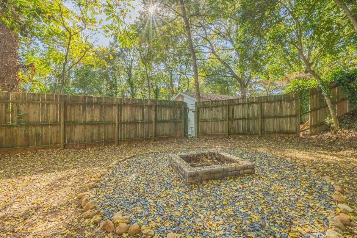 Classic City Apartment With Firepit Athens Buitenkant foto